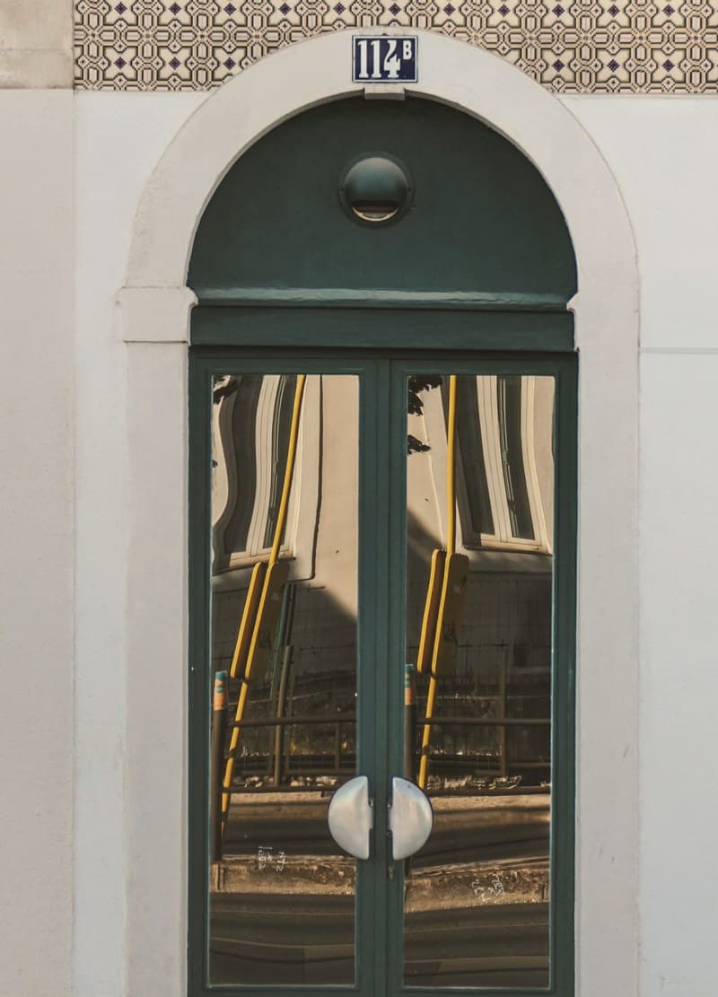Taraz studio entrance on Av. 24 de Julho, Santos, Lisbon